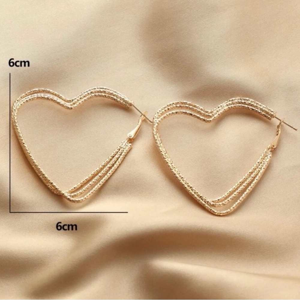 Perfect for Valentines! Heart ❤️ earring’s - Picture 3 of 4